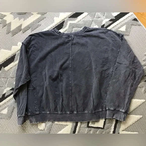 Easel Gray Long Sleeve Top with Floral Design - Picture 4 of 4